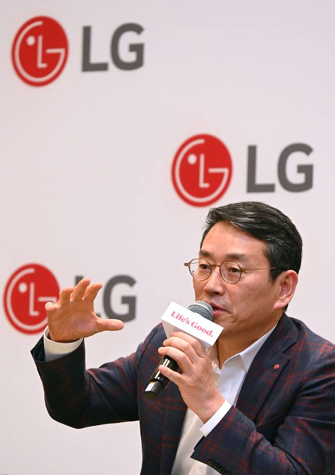 조주완 LG전자 CEO가 11일 미국 라스베이거스에서 열린 기자간담회에서 사업 전략을 소개하고 있다. LG전자 제공