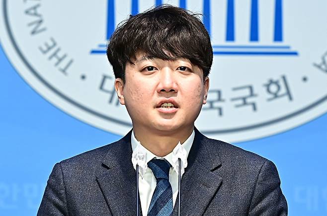 이준석 개혁신당 정강정책위원장이 지난 8일 오전 서울 여의도 국회 소통관에서 개혁신당 정강 정책 관련 기자회견을 하고 있다. [사진=곽영래 기자]