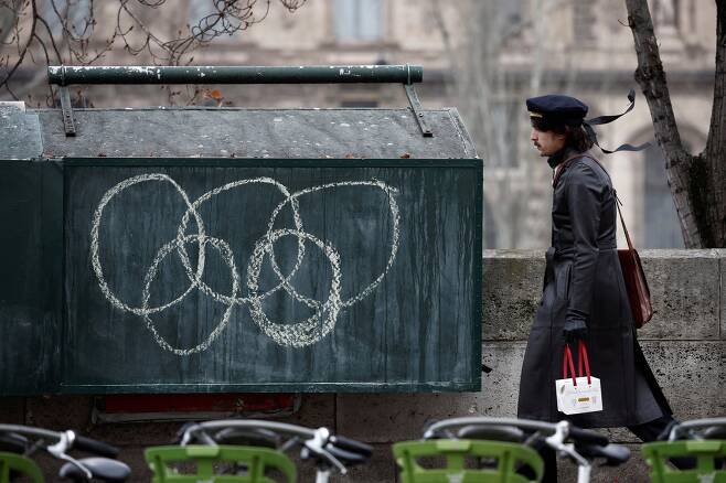 지난 8일(현지시간) 프랑스 파리 센강 주변에 있는 노상 서점 부스(Bouquinist) 외부에 올림픽 로고가 있는 분필로 그려져있다. 로이터=연합뉴스