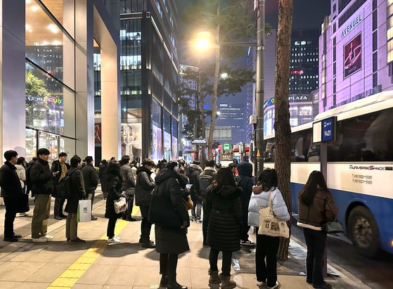 지난 10일 퇴근시간에 서울 중구 명동 광역버스 정류장에서 버스를 타기 위해 시민들이 기다리고 있다. 문희철 기자