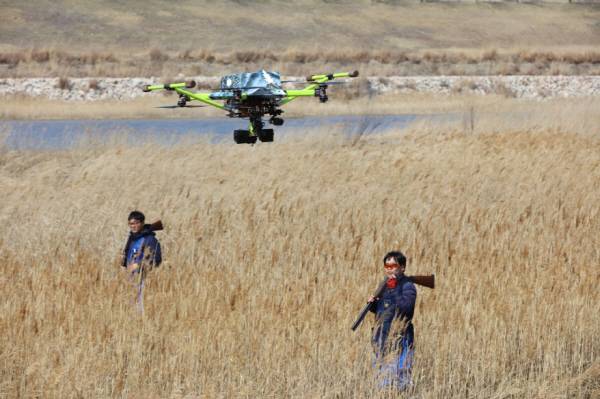 엽사들이 드론을 이용해 새를 내쫓고 있다. 한국항공우주연구원