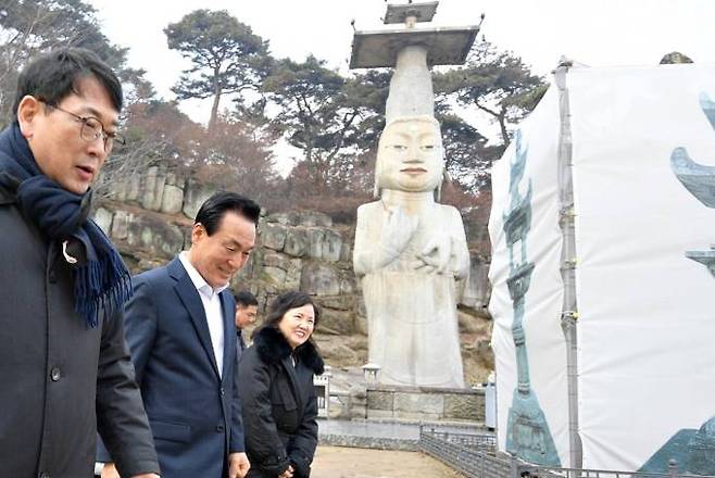 10일 최응천 문화재청장과 관촉사를 방문한 백성현 논산시장. 논산시