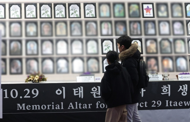 이태원참사 특별법이 국회를 통과한 지난 9일 오후 시민들이 서울 중구 서울시청 이태원 참사 분향소 앞을 지나고 있다. 연합뉴스