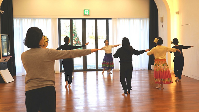 하와이안 알로하 훌라(강사 정은주) 수업 모습 / 사진=김규란 여행+ PD