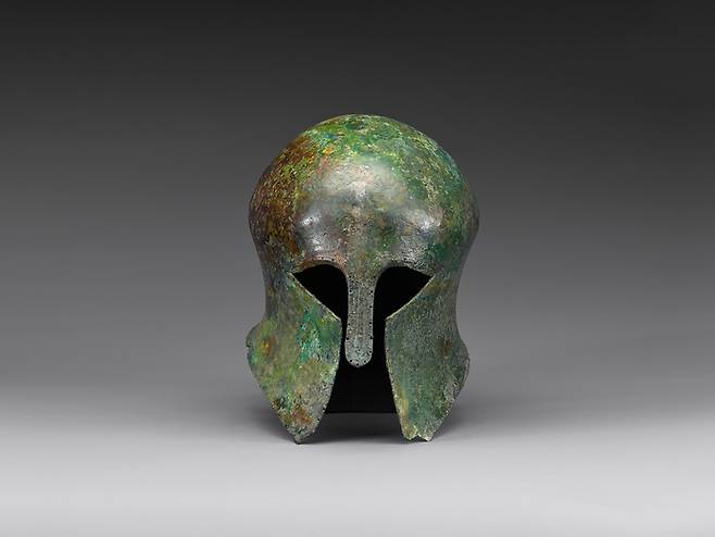 손기성 선수가 기증한 청동 투구. 기원전 6세기 작품. 보물.