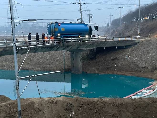 오염물질 제거하는 모습./사진제공=평택시