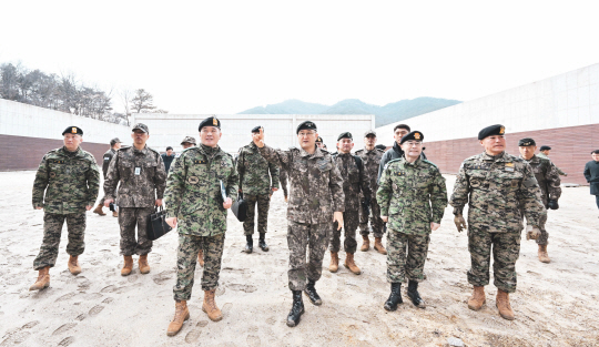 박안수 육군참모총장이 11일 전북 익산에 위치한 특수전사령부 예하 천마여단에서 ‘차단벽구조사격장’ 준공식을 주관하고  관련 시설을 둘러보고 있다. 육군 제공