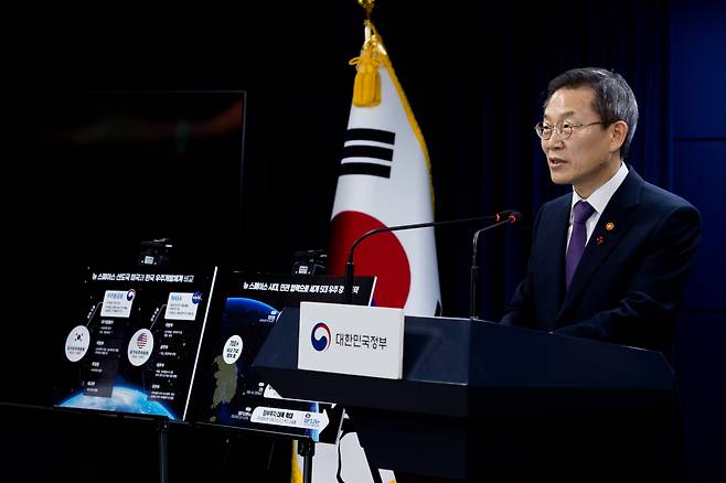 이종호 과학기술정보통신부 장관이 11일 오후 서울 종로구 정부서울청사 본관 브리핑룸에서 '우주항공청 설립 특별법 국회 통과' 관련 브리핑을 하고 있다.[과기정통부 제공]