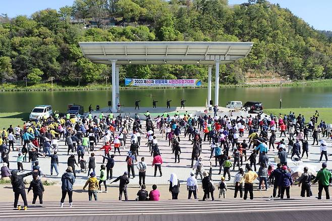 제60차 생활체육 시민건강걷기대회를 하고 있다. (사진=밀양시 제공) *재판매 및 DB 금지