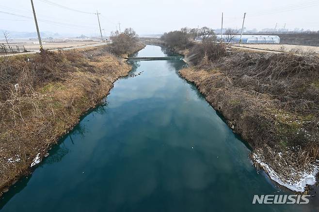 [평택=뉴시스] 김종택 기자 =  11일 경기도 평택시 청북읍 관리천 일대가 유해화학물질 보관소에서 화재가 발생한 뒤 오염수가 하천으로 유입돼 물감을 들이부은 듯 짙은 파란색으로 변해 있다. 긴급방제 작업이 진행중인 곳은 화성시 양감면과 평택시 청북읍을 잇는 관리천으로 약 7.4km 구간이 오염됐다. 이곳 하천수는 화성시 양감면 소하천을 통해 관리천으로 연결된 뒤 진위천을 거쳐 아산호로 유입된다. 2024.01.11. jtk@newsis.com