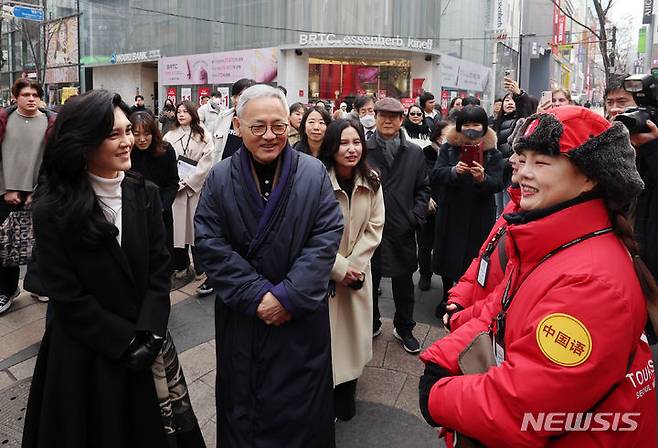 [서울=뉴시스] 고승민 기자 = 이부진 한국방문의해 위원장과 유인촌 문화체육관광부 장관이 11일 서울 중구 명동에서 열린 '2024 코리아그랜드세일' 개막식을 마치고 움직이는 관광안내소 직원을 격려하고 있다. (공동취재) 2024.01.11. photo@newsis.com