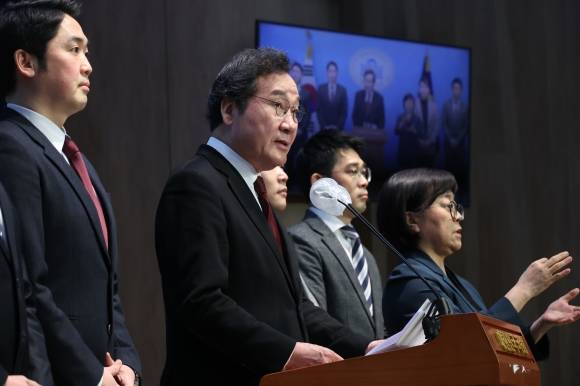 이낙연, 신당 창당 선언 - 더불어민주당 이낙연 전 대표가 11일 국회 소통관에서 기자회견을 열고 탈당 및 신당 창당을 선언하고 있다. 2024.1.11  연합뉴스