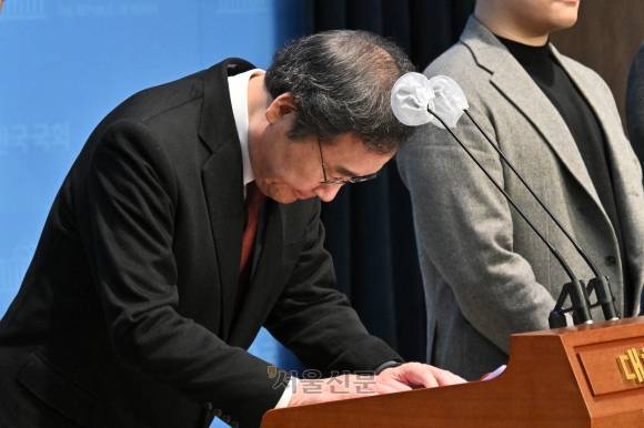 이낙연 전 더불어민주당 대표가 11일 국회 소통관에서 기자회견을 갖고 더불어민주당 탈당 선언 및 신당 창당 계획을 발표 전 인사를 하고 있다. 2024.1.11 홍윤기 기자