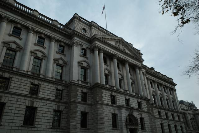 영국 런던에 위치한 영국 재무부(HM Treasury) 전경. 영국 정부는 경제 활력을 높이기 위해 상속세 폐지를 꺼내 들었다. 런던=이준형 기자
