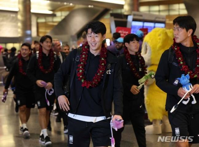 손흥민(가운데)이 10일(현지시간) 카타르 도하 하마드국제공항 입국장으로 들어오고 있다. /사진=뉴시스