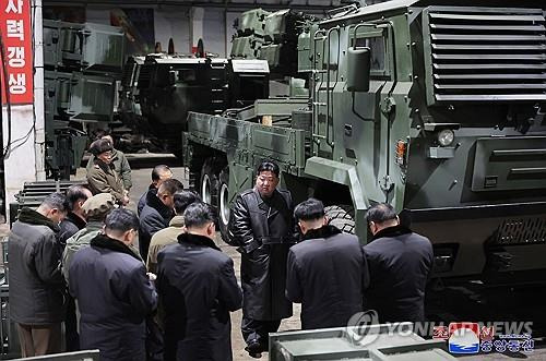 김정은, 중요 군수공장 시찰 "대한민국은 우리의 주적" (평양 조선중앙통신=연합뉴스) 북한 김정은 국무위원장은 "조선반도에서 압도적 힘에 의한 대사변을 일방적으로 결정하지는 않겠지만 전쟁을 피할 생각 또한 전혀 없다"고 말했다. 김 위원장은 지난 8~9일 중요 군수공장을 현지지도한 자리에서 "대한민국 족속들을 우리의 주적"이라고 단정하면서 이같이 밝혔다고 조선중앙통신이 10일 보도했다. 2024.1.10 
    [국내에서만 사용가능. 재배포 금지. For Use Only in the Republic of Korea. No Redistribution] nkphoto@yna.co.kr