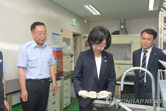 오유경 식약처장, 수입 수산물 안전관리 현장점검 (서울=연합뉴스) 오유경 식품의약품안전처장이 30일 강원 강릉시 서울지방식품의약품안전청 강릉수입식품검사소를 방문해 수입 수산물 방사능 검사 등 안전관리 실태 점검을 하고 있다. 2023.6.30 [식품의약품안전처 제공. 재판매 및 DB 금지] photo@yna.co.kr