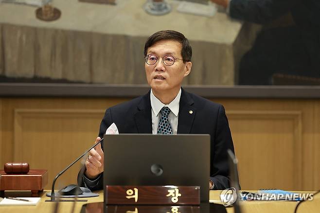 금통위 주재하는 이창용 한국은행 총재 (서울=연합뉴스) 이창용 한국은행 총재가 11일 서울 중구 한국은행에서 금융통화위원회를 주재하고 있다. 2024.1.11 [사진공동취재단] photo@yna.co.kr