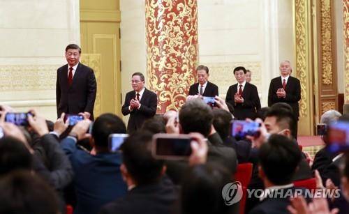 시진핑 새 최고지도부와 함께 기자회견 입장 (베이징=연합뉴스) 한종구 특파원 = 시진핑 중국 국가주석이 2022년 10월 23일 공산당 총서기 및 정치국 상무위원회(상무위) 구성원을 뽑는 당 20기 중앙위원회 1차 전체회의(1중전회)를 마친 뒤, 베이징 인민대회당에서 열린 신임 상무위 기자회견장에 리창, 자오러지, 왕후닝, 차이치, 딩쉐샹, 리시 등 새 최고지도부와 함께 입장하고 있다. [연합뉴스 자료사진]