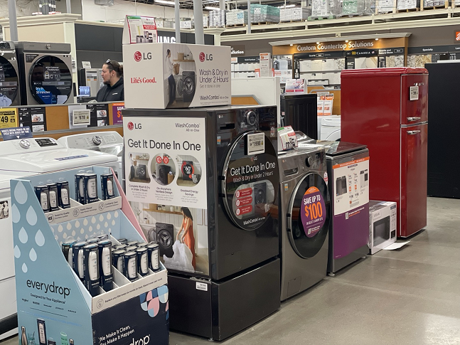 미국 라스베이거스의 한 홈디포 매장에 LG전자의 북미향 일체형 세탁건조기 '스마트 워시콤보'가 전시돼 있다./사진=백유진 기자 byj@