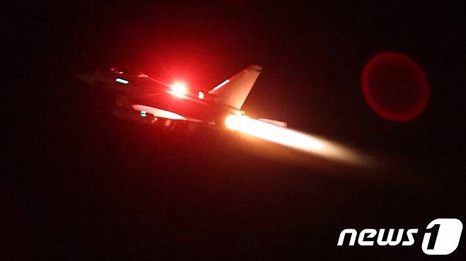 11일(현지시간) 후티 반군을 공격하기 위해 영국의 전투기 타이푼이 출격하고 있다.  ⓒ 로이터=뉴스1 ⓒ News1 이종덕 기자