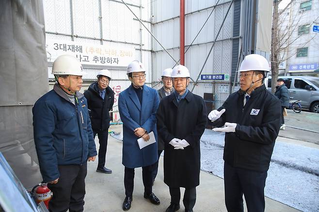 진현환 국토교통부 제1차관(오른쪽)이 12일 서울시 종로구 청년 특화형 신축매입임대 약정사업 건설현장을 점검하고 있다./국토부 제공