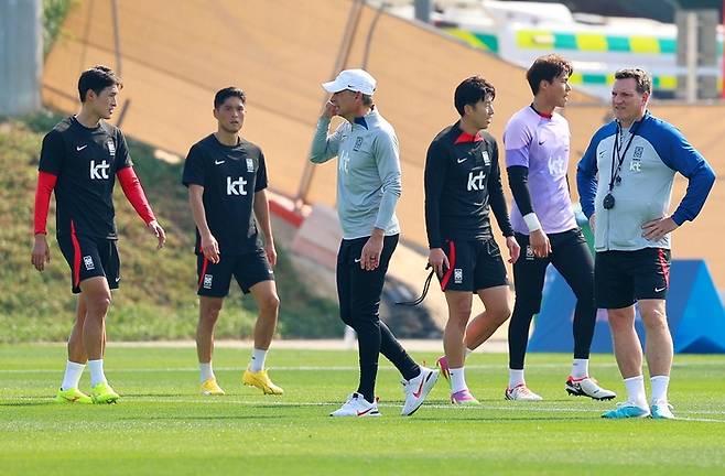 축구대표팀이 카타르 도하 알에글라 훈련장에서 훈련을 하며 그라운드를 달리고 있다. 도하(카타르)|연합뉴스