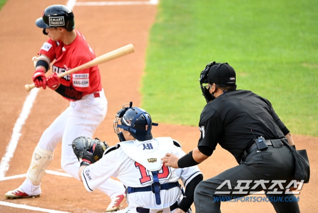 2021 KBO리그 퓨쳐스리그 SSG 랜더스와 두산 베어스의 경기가 3일 잠실구장에서 열렸다. 박종철 구심이 로봇심판 장비를 착용한 채 경기에 나서고 있다. 잠실=허상욱 기자 wook@sportschosun.com/2021.08.03/