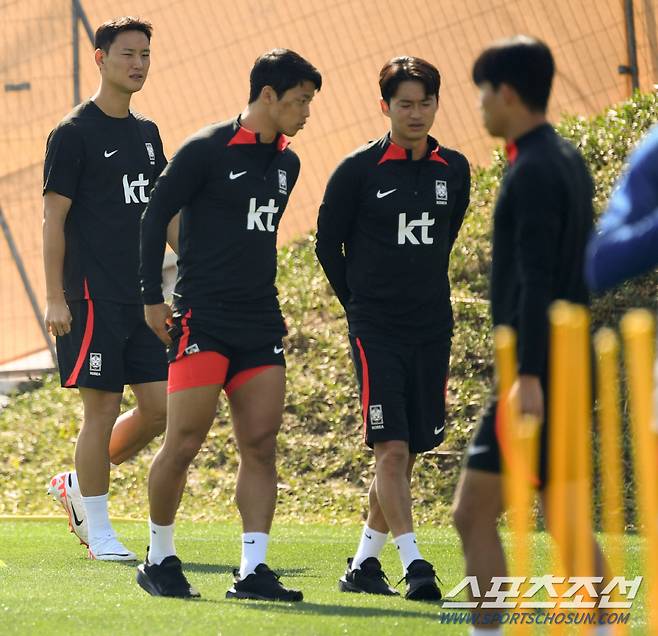 대한민국 축구대표팀이 12일(현지시간) 오전 카타르 도하 알 아글라  훈련장에서 훈련을 진행했다. 황희찬, 김진수가 훈련을 소화하고 있다. 도하(카타르)=박재만 기자 pjm@sportschosun.com/2023.01.12/