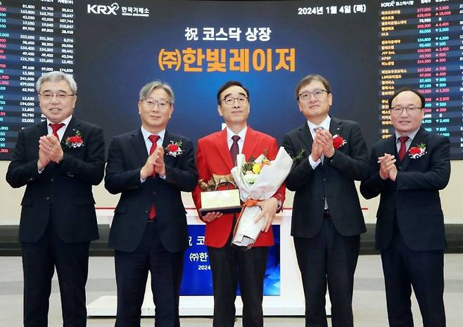 지난 4일 서울 영등포구 한국거래소에서 열린 (주)한빛레이저 코스닥시장 상장기념식에서 관계자들이 기념 촬영하고 있다. 왼쪽부터 채남기 한국IR협의회 회장, 홍순욱 한국거래소 코스닥시장본부장, 김정묵 한빛레이저 대표이사, 곽봉석 DB금융투자 대표이사, 강왕락 코스닥협회 부회장. [이미지출처=연합뉴스]