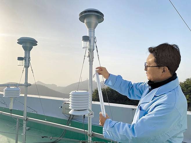 지난달 7일 백령도 북서쪽에 있는 국립환경과학원 대기환경연구소 옥상에서 서석준 소장이 미세 먼지를 압착한 시료를 들어 보이고 있다. 이날 오후 4시 백령도의 미세 먼지 농도는 ‘매우 나쁨’ 수준까지 치솟았다. /조유미 기자