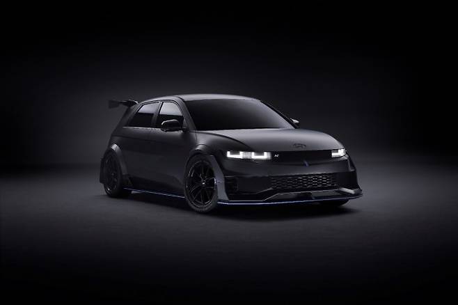 현대자동차는 '2024 도쿄 오토살롱'에서 고성능 전기차 아이오닉5 N 퍼포먼스 콘셉트 모델 'NPX1'을 처음 공개했다고 12일 밝혔다.이 모델은 경량 하이브리드 카본 휠과 고성능 브레이크 패드, 다운 스프링을 통해 역동적인 주행 성능을 강화한 게 특징이라고 현대차는 소개했다.특히 차량 전면부 범퍼 아래에는 리얼 카본 소재의 튜닝 부품 '프런트 스플리터'를 장착해 공기 저항을 제어하거나 최소화했다.또 좌우 도어와 후면부 범퍼 아래에는 공기 흐름이 차체 밑으로 지나가게 하는 '사이드 스커트'와 자체 하부에서 흘러나오는 공기 유속을 빠르게 하는 '리어 디퓨저'를 적용했다.트렁크 위쪽에는 양력을 발생시켜 주행 안정성을 높인 '리어 윙 스포일러'를 장착했다.실내는 알칸타라 소재와 레이싱 버킷 시트를 사용해 고급스러움을 더했다.이와 함께 현대차는 올해 고성능 주행에 최적화한 제품 개발을 구체화해 '아이오닉5 N 퍼포먼스 파츠'도 선보일 계획이라고 밝혔다. 이번 콘셉트 모델에 적용된 부품들은 시제품이 나오기 전 제품이다.현대차는 고성능 브랜드 'N'을 적용한 아반떼 N, i30 N, i20 N 차량뿐만 아니라 아이오닉5 N 전용 파츠 상품도 개발 중이다.현대차 N브랜드매니지먼트 실장인 박준우 상무는 "이번 콘셉트 모델을 통해 N 브랜드 전기 고성능 차의 재미와 감성을 극대화할 다양한 퍼포먼스 파츠 방향성을 제시하고 튜닝 파츠 개발을 지속해 차량 잠재력을 마음껏 즐길 수 있는 환경을 구축할 것"이라고 말했다.현대자동차 아이오닉 5 N 퍼포먼스 콘셉트 모델 ‘NPX1’. 사진=현대차