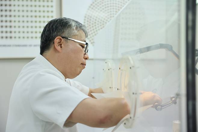 백승운 의안사가 의안실 안 작업대에서 의안을 제작하고 있다. / 세브란스병원 제공