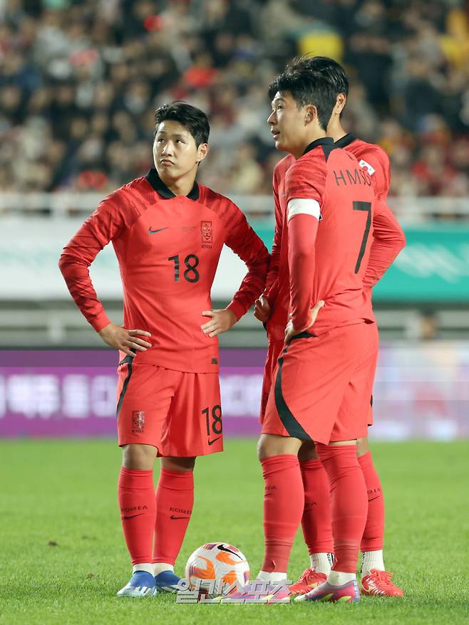 위르겐 클린스만 감독이 이끄는 대한민국 축구대표팀이 17일 오후 수원월드컵경기장에서 베트남 대표팀과 평가전을 펼쳤다.손흥민 이강인이 프리킥을 앞두고 작전을 얘기 하고있다.수원=정시종 기자 capa@edaily.co.kr /2023.10.17.