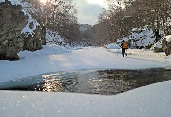 이달 초 인적 뜸한 물굽이계곡. 얼어붙은 계곡을 걷는 일은 위험하지만 황홀하다.