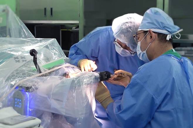 조철범 가톨릭대 성빈센트병원 신경외과 교수가 뇌 수술을 할 때 카이메로를 활용하고 있다.  /고영테크놀러지 제공
