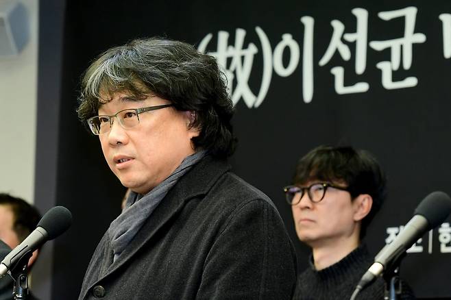 봉준호 감독이 12일 오전 서울 세종로 프레스센터에서 '고(故)이선균 배우의 죽음을 마주하는&nbsp;문화예술인들의 요구' 성명서를 발표하고 있다. / 변성현 한경닷컴 기자 byun84@hankyung.com