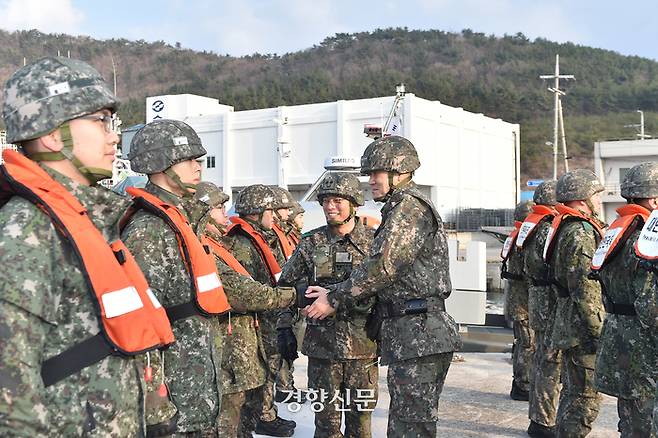 김명수 합참의장(가운데)이 서남 해역 경계작전 임무수행 중인 장병들을 격려하고 있다. 하진 합참