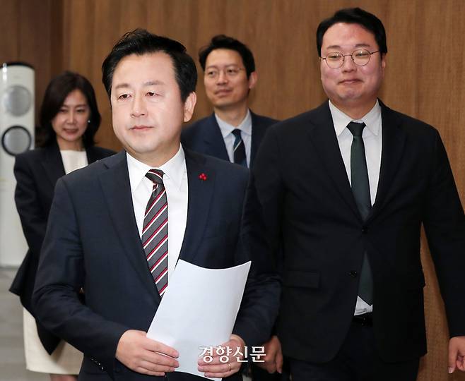 김용남 전 의원(맨앞)이 12일 국회에서 탈당 및 개혁신당 합류 기자회견을 위해 입장하고 있다.  오른쪽부터 개혁신당 천하람, 이기인, 김 전 의원, 허은아 공동 창당준비위원장. 2024.01.12 박민규 선임기자