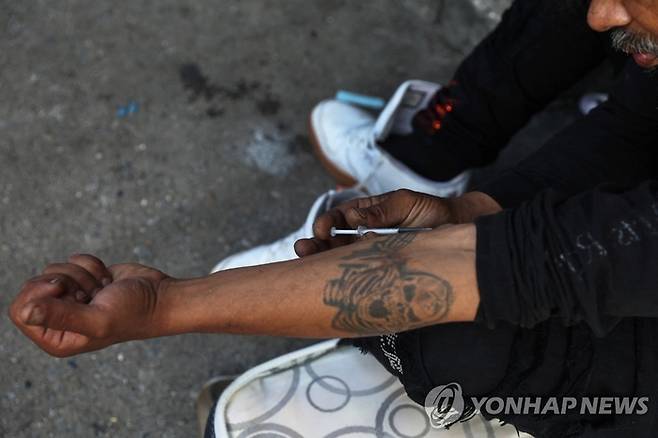 마약성 진통제 펜타닐 주사를 맞는 한 외국인. [사진출처=연합뉴스]