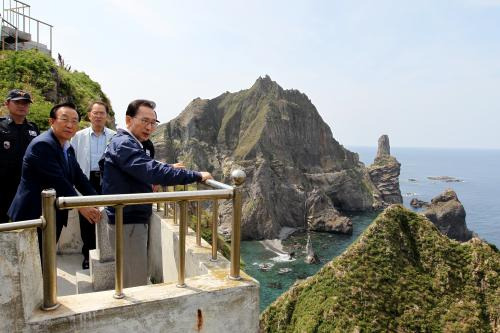 이명박 대통령이 10일 오후 대한민국 대통령으로선 처음으로 독도를 방문해 전망대에서 해안을 둘러보고 있다. /사진=문화체육관광부 e영상역사관 홈페이지 캡처