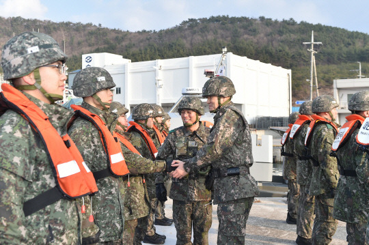 김명수 합참의장이 지난 11일 충남 태안지역 해안감시기동대대와 레이더 기지를 방문해 서남 해역 경계작전 임무수행에 여념 없는 장병들을 격려하고 있다. 합참 제공