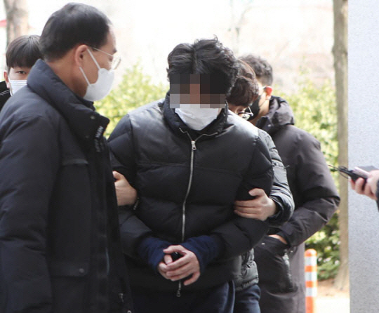 음주운전을 하다가 오토바이 배달원을 치어 숨지게 하고 달아난 혐의를 받는 40대 의사 A씨가 지난해 1월 21일 구속 전 피의자 심문을 받기 위해 인천지방법원으로 들어서고 있다. 연합뉴스
