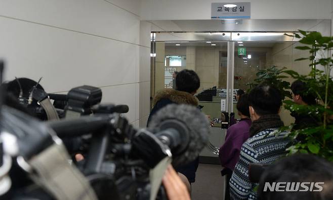 [전주=뉴시스] 김얼 기자 = 전북대학교 이귀재 교수의 위증 교사 혐의를 밝혀내기 위해 검찰이 서거석 전북교육감의 자택과 전북교육청에 대한 압수수색에 나선 12일 전북 전주시 전북교육청 교육감실 앞에 취재진이 모여 있다. 2024.01.12. pmkeul@nwsis.com