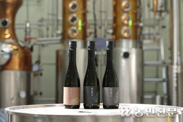 경기 광주 온증류소에서 정성을 다해 증류한 술. 왼쪽부터 참깨를 활용한 소주 ‘연연 25도’, 쌀소주 ‘형형 58도’ ‘형형 40도’. 김원철 프리랜서 기자