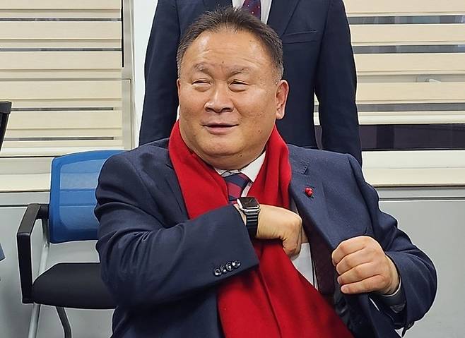 이상민 국민의힘 의원이 지난 10일 오후 대전시 서구 대전시의회에서 기자회견을 마친 뒤 붉은 목도리를 두르고 있다. 대전=연합뉴스