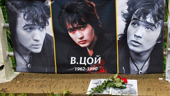 고려인 ‘빅토르 최’(Viktor Tsoi, 영어 : Victor Choi)는 소련의 개혁, 개방물결 속에서 서방의 록음악을 널리 알린 음악가이자 배우이다.  사진은 상트페테르부르크에 있는 빅토르 최 묘 앞에 놓인 꽃과 플래카드.  출처: 리아노보스티.