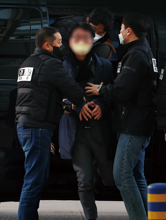 이재명 더불어민주당 대표를 공격한 김아무개씨가 1월2일 부산경찰청으로 압송되고 있다. ⓒ연합뉴스