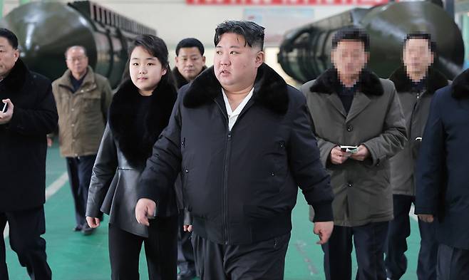 김정은 북한 국무위원장이 대륙간탄도미사일(ICBM) 발사대 생산공장을 둘러보는 모습. 조선중앙통신이 1월5일 보도했다. ⓒ연합뉴스