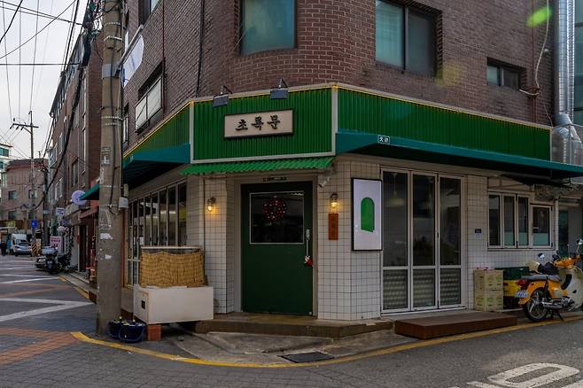 이색적인 가게들이 늘어선 샤로수길의 골목길.